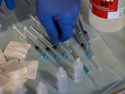 Primera dosis de la vacuna de Pfizer contra el covid-19 en una  residencia.