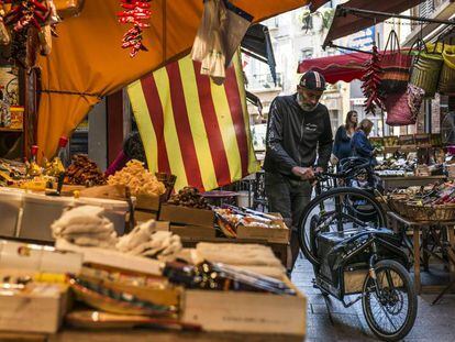 Una bandera catalana, en el mercado del centro de Perpiñán.