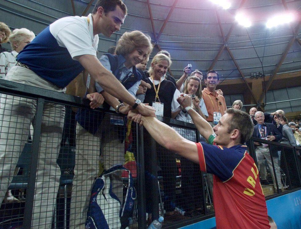 La carrera deportiva de Iñaki Urdangarin siguió desarrollándose durante los primeros años de su matrimonio. Aquí se le ve saludando a la familia real en los Juegos Olímpicos de Sídney, celebrados en septiembre de 2000. El entonces capitán del equipo español de balonmano celebra la victoria de su equipo contra Yugoslavia por 26-22.