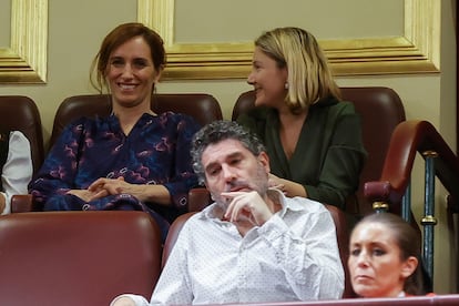 Mónica García (a la izquierda), este jueves en la tribuna de invitados del Congreso, durante la segunda jornada de la sesión de investidura.