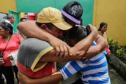 Un hombre que fue detenido en una protesta abraza a sus familiares tras quedar en libertad. 