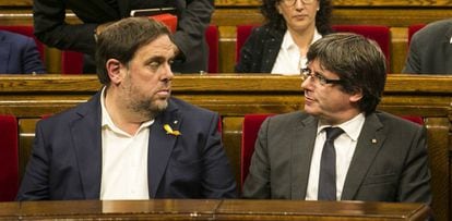 Oriol Junqueras i Carles Puigdemont durant el ple del Parlament de dijous.