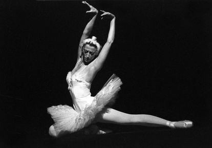 Fue la gran diva del ballet clásico del siglo XX. Niña prodigio nacida en Moscú, sus padres padecieron la salvaje represión de Stalin. A los 16 años ya era parte del elenco del Teatro Bolshói. En España, dirigió el Ballet del Teatro Lírico Nacional entre 1987 y 1990 y fue galardonada con el Premio Príncipe de Asturias de las Artes en 2005. Se le concedió la Medalla de Oro de Bellas Artes y desde 1993 tenía la nacionalidad española. Falleció a los 89 años de un infarto en Múnich. En la foto, como Odette en 'El lago de los cisnes' en 1979.