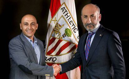 Ángel Villacampa, a la izquierda, posa con el presidente del Athletic, Aitor Elizegi.
 