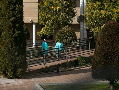 Dos personas con equipos de protección este viernes en las instalaciones de la residencia Vigor, en Becerril de la Sierra (Madrid).
