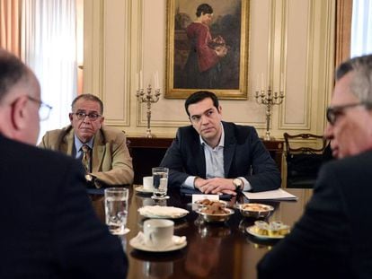 Yannis Mouzalas, a la derecha de Tsipras, en Atenas.