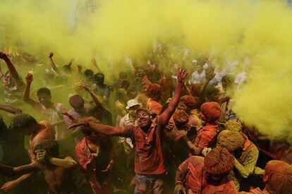 Celebración del festival Holi en la ciudad india Guwahati, 27 de marzo de 2013.