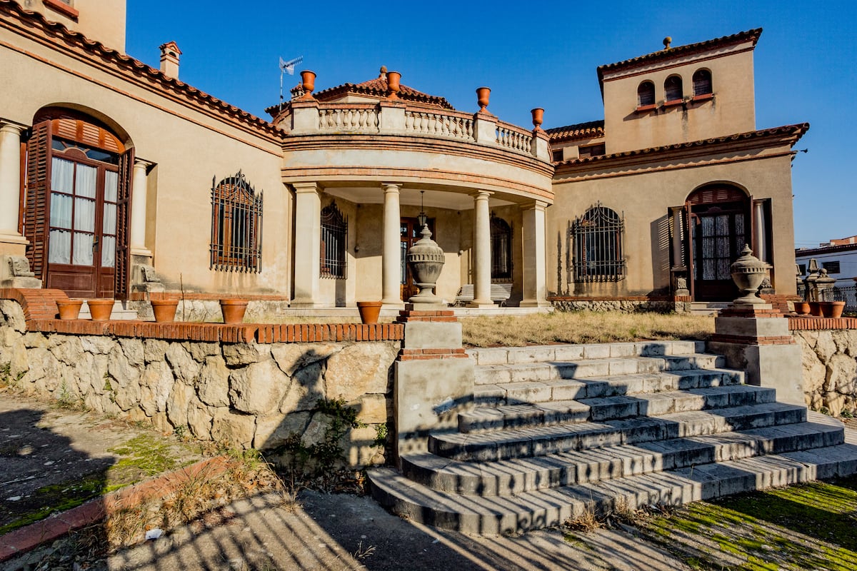 Las tres casas de la semana: palacete en la capital del cava por 3 millones y una masía con vigas del taller de Gustave Eiffel por casi 4 millones |  Comerciantes