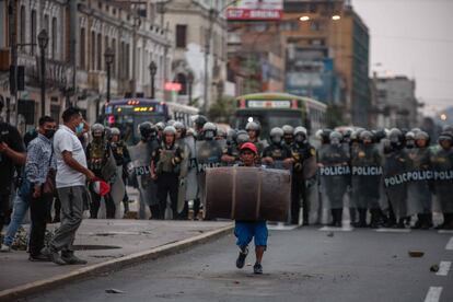 Un cordón policial frente a la Prefectura en la que se encuentra detenido Pedro Castillo.