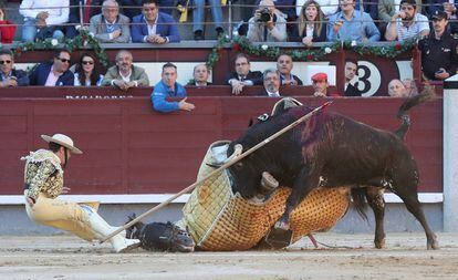 Un toro de Alcurrucén derriba al caballo en la corrida de Beneficencia celebrada en Las Ventas el 6 de junio de 2018