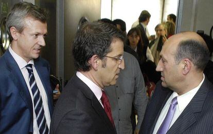 N&uacute;&ntilde;ez Feij&oacute;o entre su conselleiro de Presidencia, Alfonso Rueda, y su superdelegado en Ourense, Rogelio Mart&iacute;nez  