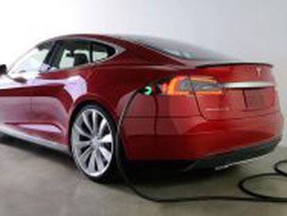 Un Tesla Modelo S en proceso de recarga