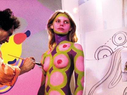 El artista plástico Arnaldo Coen pinta a una bailarina que actuó en 'Prometeo Espectáculo Pop', en el Palacio de Bellas Artes, en Ciudad de México, en 1971.