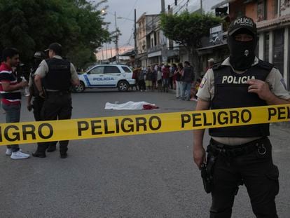 Miembros de la policía de Ecuador resguardan el sitio donde ocurrió un homicidio en las calles de Durán, el 21 de julio pasado.