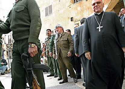 Yasir Arafat sale de su cuartel general de Ramala tras entrevistarse con Michel Sabbah, patriarca latino de Jerusalén.