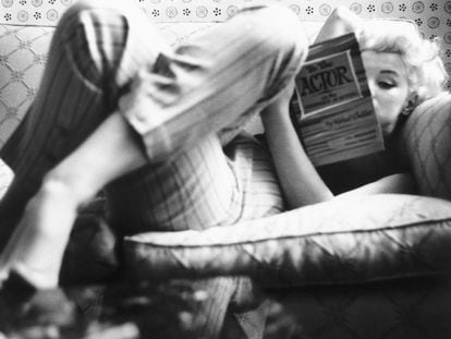 La actriz Marilyn Monroe leyendo el libro 'Sobre la técnica de la actuación', de Michael Chejov, en el hotel Ambassador de Nueva York en 1955.