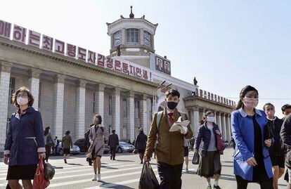 Habitantes de la capital de Corea del Norte, Pyongyang, lucen mascarillas para protegerse del coronavirus.
