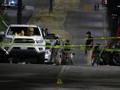 En mayo de 2021, en Moroleón (Guanajuato), la policía trabaja en el sitio en que fue asesindada Alma Barragán, candidata de Movimiento Ciudadano a la alcaldía.
