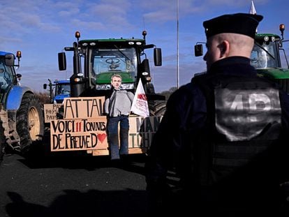 Agricultores bloquean la autopista A-1 en Chennevieres-les-Louvres, cerca del aeropuerto de Charles de Gaulle, este miércoles.