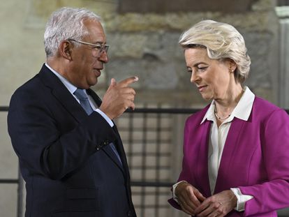 El primer ministro portugués, António Costa, conversa con la presidenta de la Comisión Europea, Ursula von der Leyen, el pasado jueves en Praga.