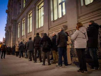 Colas en el Banco de España para comprar letras del Tesoro, este miércoles.