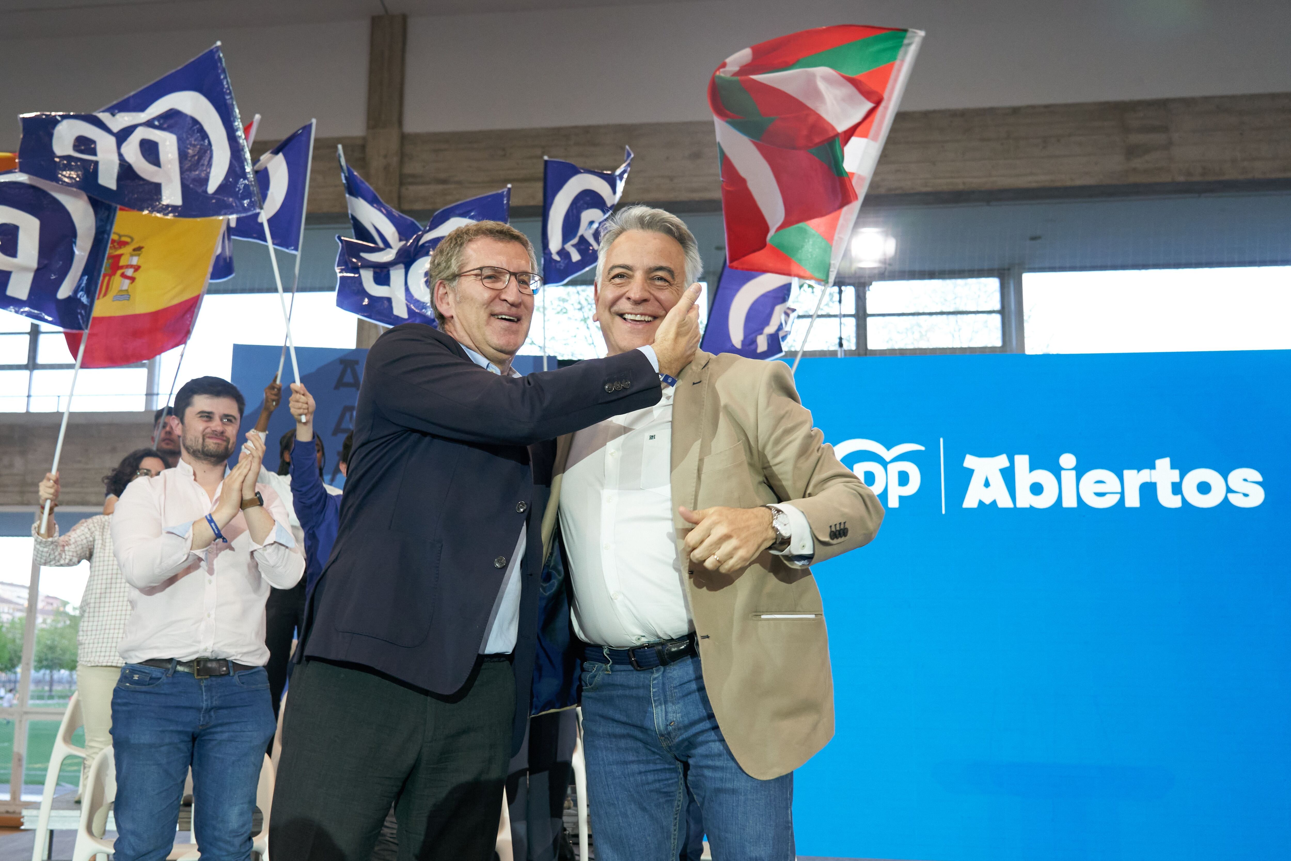 El líder del PP, Alberto Nuñez Feijóo , y el candidato a lehendakari por el PP, Javier de Andrés, durante el acto de cierre de campaña del partido, en el Centro Cívico Lakua, este viernes en Vitoria.