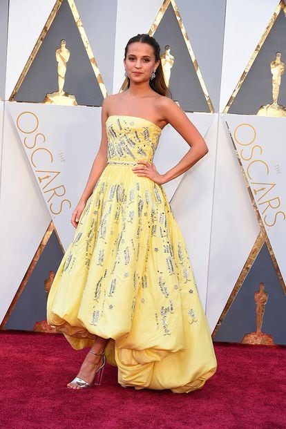 Alicia Vikander demostró en 2016 que las supersticiones son solo eso con un diseño amarillo de Louis Vuitton. Recogió el premio a actriz de reparto por su interpretación en 'La chica danesa'.