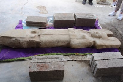 The first pre-Hispanic female sculpture of its kind was found in the community of Hidalgo Amajac, Veracruz, Mexico.  According to the researcher at the INAH Veracruz Center, the archaeologist María Eugenia Maldonado Vite, this piece represents a young elite woman, “possibly a ruler because of her posture and attire, rather than a deity as almost all Huastec sculptures have been interpreted. feminine, to which he is linked with the goddess Tlazoltéotl ”.