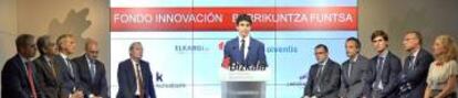 El diputado general de Bizkaia, Unai Rementeria, y los representantes de los bancos, de Elkargi y de Solventis, en la presentación del fondo.