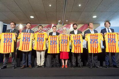 Los candidatos, en el acto de la firma del ‘Compromís de país’.