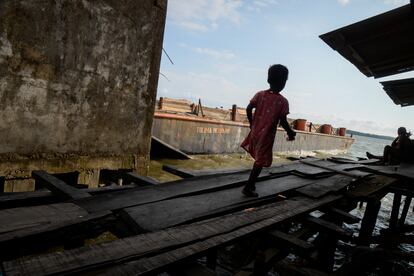 Una niña corre en el puerto de Buenaventura.
