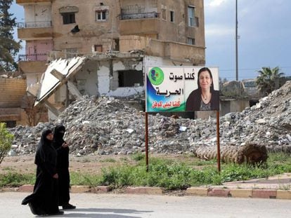 Dos mujeres sirias pasan ante las ruinas de edificios, el pasado día 1 en Raqa.