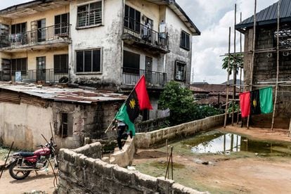 Partidarios de People of Biafra (IPOB) portan la bandera de Biafra en el distrito Osusu de Aba, esta semana.