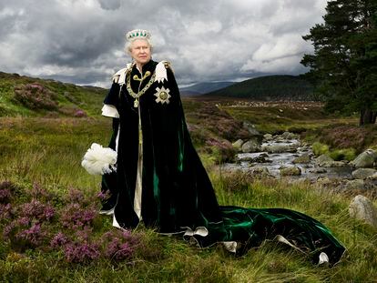 Reina también de los escoceses. La imagen fue realizada en Balmoral en 2010 por el fotógrafo Julian Calder. En ella, la reina se presenta como soberana de la Orden del Cardo, que data del siglo XVII y que acoge en sus filas a quienes han contribuido de forma esencial a la vida del pueblo escocés.