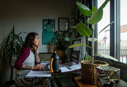 Una mujer teletrabaja en España