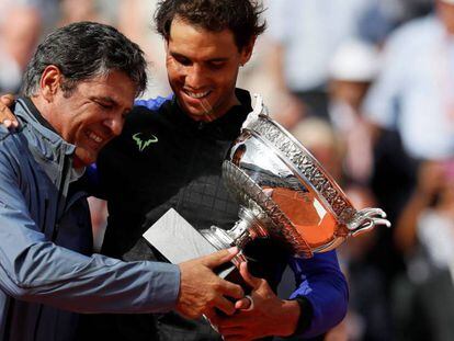 Toni li lliura el trofeu de campió al seu nebot, diumenge a París.