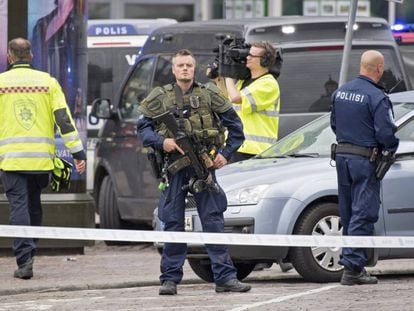 Agentes de policía en el lugar del ataque en Turku, Finlandia, este viernes.