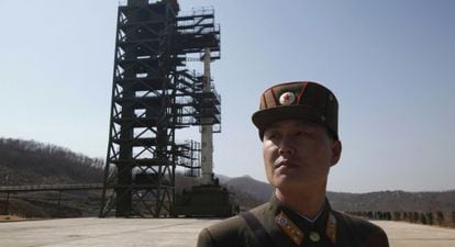 Un soldado norcoreano vigila una rampa de lanzamiento de misiles en abril.