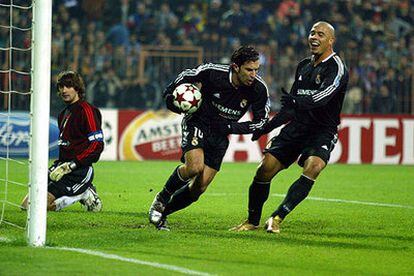 Figo saca el balón de la portería del Dinamo tras marcar de penalti el empate para el Madrid.