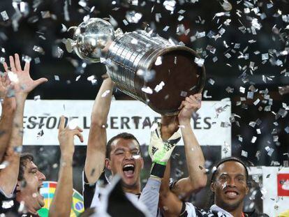 Rever y Ronaldinho, a la derecha, con el trofeo.