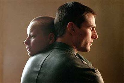 Tom Cruise y Samantha Morton, en una imagen del filme <i>Minority report</i>, de Steven Spielberg.