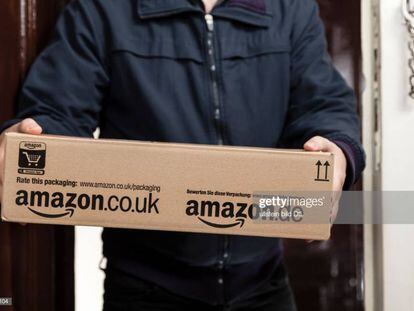 Repartidor de Amazon entrega un paquete.