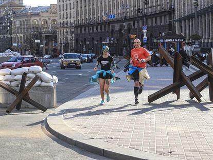 Una pareja hacía deporte en una calle de Kiev el 27 de marzo.