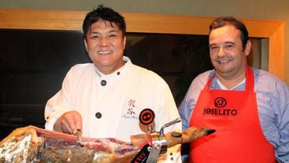 Seiji Yamamoto corta jamón ibérico, en su restaurante Nihonryori RyuGin, con José Gómez, dueño de Joselito.