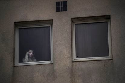 La femme est au téléphone dans une auberge de jeunesse, où séjournent des familles ukrainiennes à Calais.