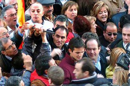 El ministro de Defensa, José Bono, en la manifestación de la AVT en la que resultó agredido

.