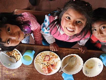 Un grupo de niñas a la hora del almuerzo.