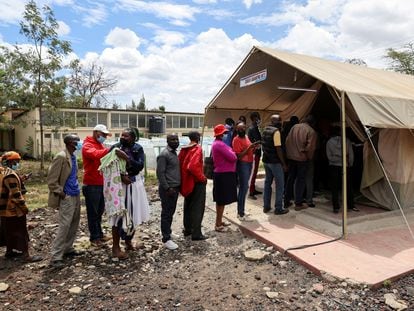 Varias personas hacían cola en noviembre de 2021 para recibir la vacuna de la covid-19 en un hospital público en Narok (Kenia).