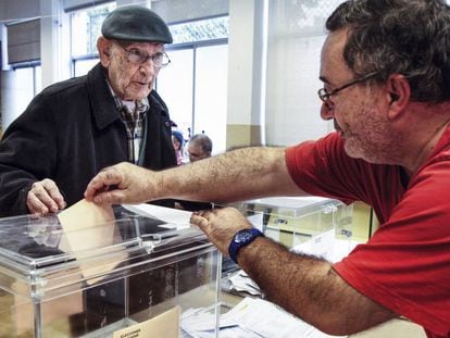 Un home davant d'una urna a les eleccions generals del 2011.