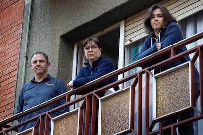 Miquel Paradell, Leonor Rodríguez y Sonia Paradell, este miércoles, confinados en su casa en Sabadell. / CRISTÓBAL CASTRO
